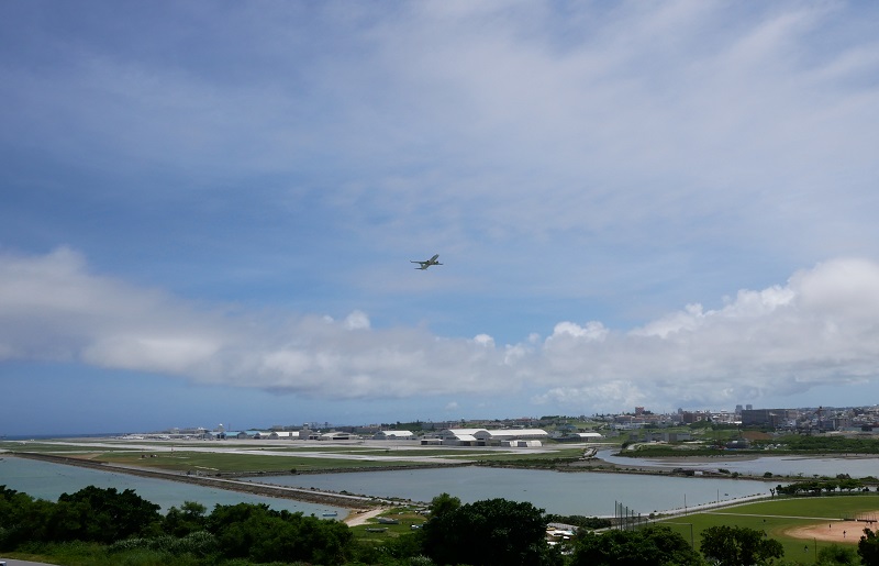 那覇空港を望む